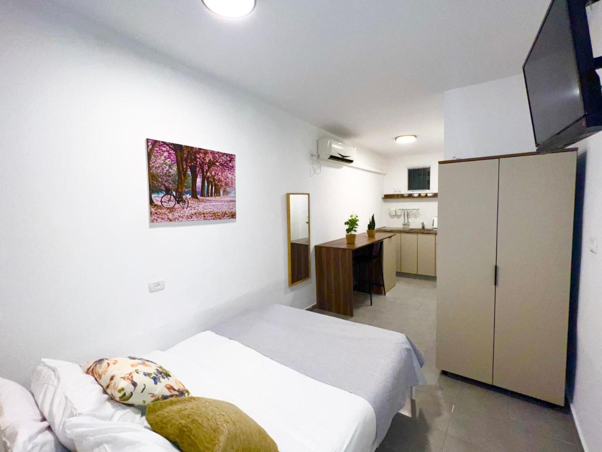 Aspentlv - Hacarmel Market Apartments & Studios Тель-Авив Экстерьер фото